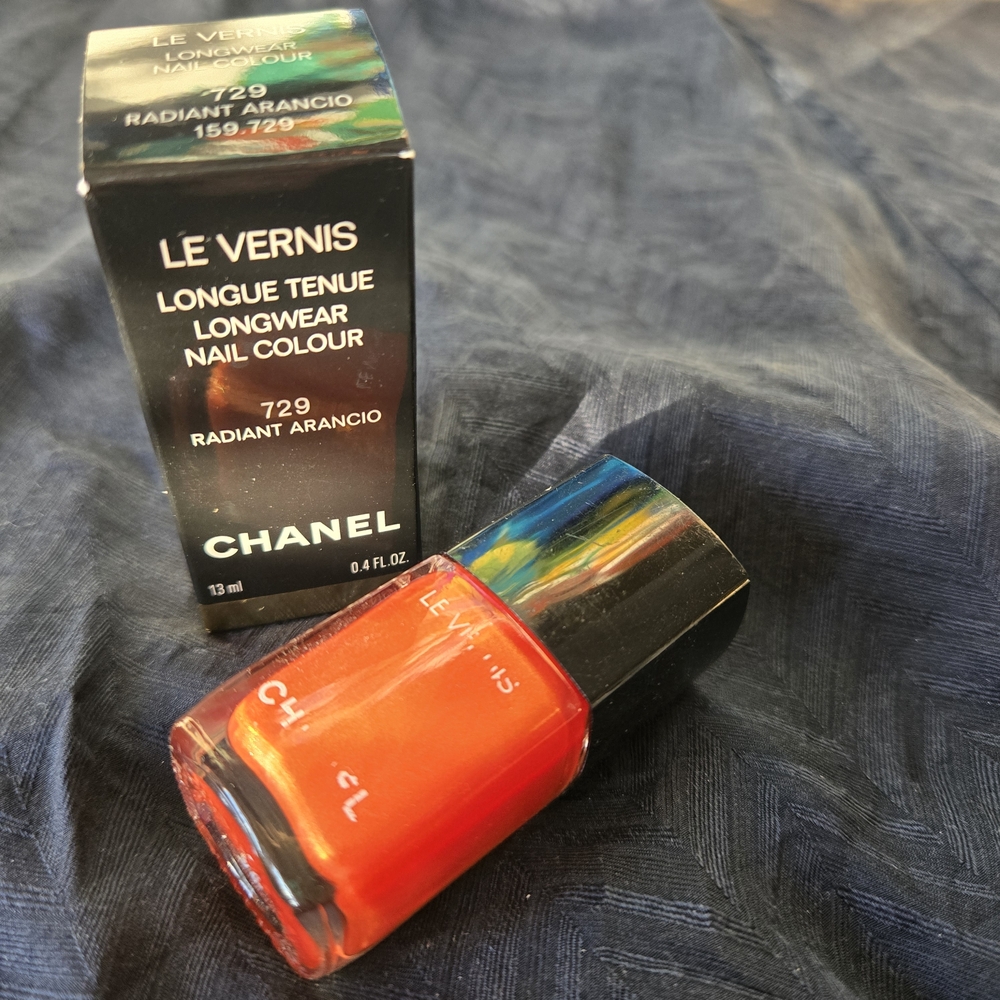 CHANEL Le Vernis Radiant Arancio Nail Polish
